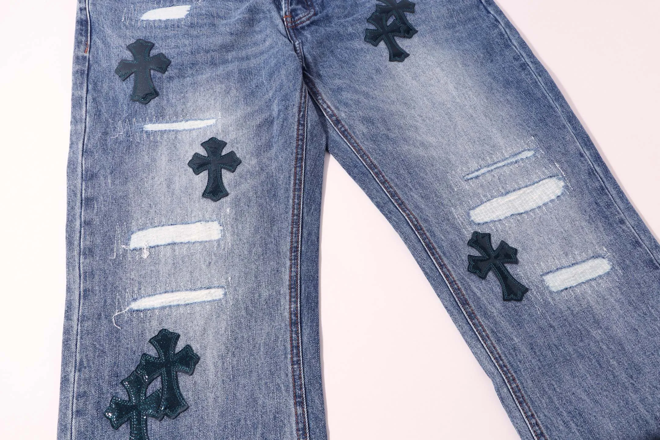 P280 model number: H27 Croxin & 𝐂𝐡𝐫𝐨𝐦𝐞 𝐇𝐞𝐚𝐫𝐭 ss25 blue pants starry sky ripped button jeans. Styles with different wash textures are very friendly to people with thin legs. The slightly flared version perfectly modifies the leg shape. The timeless and moderate length makes it easy to match and match. It is the basis for various styles and is a must-have in your wardrobe! The fabric is stiff but also makes the upper body soft without losing texture. The washing process is even more perfect. It is a must-have item for everyone! ! ! Washed wheat, hang tag, pants label, three labels complete Color: blue Size: 28-30-32-34-36